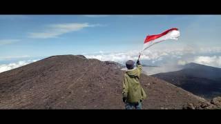 Sangsaka Merah Putih Berkibar Di Puncak Gunung Slamet 3428 Mdpl [upl. by Lynsey]