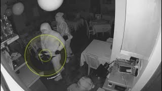 Tres encapuchados roban a mazazos en un conocido restaurante de San Blas [upl. by Godderd810]