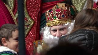 Ibiza 2017 Trzej królowie dają dzieciom prezenty Three kings give gifts to children [upl. by Vanya812]