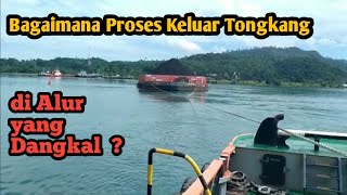 Proses keluarkan Tongkang Besar di alur yang Dangkal [upl. by Doggett478]