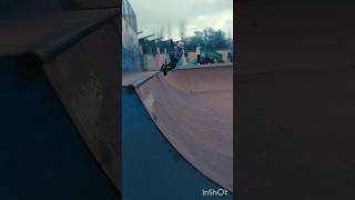 Aprendiendo en halfpipe bowl rollerniños roller patinaje patines rollerskating skatepark [upl. by Adnilym]