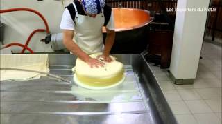 Fabrication du fromage Abondance [upl. by Lehsar]