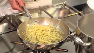 Spaghetti caci e pepi  I classici secondo lo Chef Angelo Troiani [upl. by Haraf58]