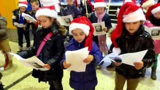 Kinderen zingen kerstliedjes voor Serouis Request [upl. by Ulani111]