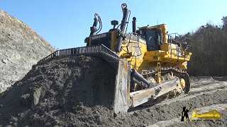 KOMATSU D475 BIG DOZER Digging Sand komatsu heavyequipment bulldozer digger [upl. by Ynohtnaeoj289]