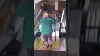 Abuela cayendo de las escaleras electricas con carro de compras buscar  memes  jjoggop [upl. by Bondie]