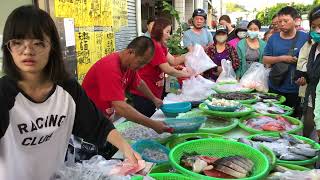 蝦仁捲5秒鐘賣光光 超狂 台中市豐原中正公園 海鮮叫賣哥阿源 Taiwan seafood auction [upl. by Jaal918]