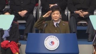 Park GeunHye investie 1e femme présidente de la Corée du Sud [upl. by Alimhaj23]