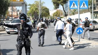 Palestino esfaqueia policial israelense em Jerusalém e é morto a tiros  AFP [upl. by Susann]