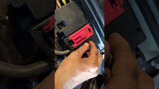 Como remover tapa de cable positivo 2017 AUDI Q7 [upl. by Haon]