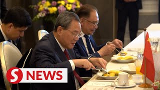 PM Anwar promotes Malaysian food to Chinese delegation on official visit [upl. by Zachery]