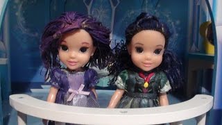 Mal and Evies Magic sleepover at Elsias Ice Castle Part 1Toddler Anna and Elsia Descendants dolls [upl. by Frazier]