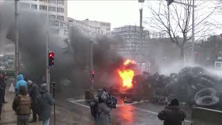 Fermerët ‘zbarkojnë’ në qendër të Brukselitvendosin postblloqe me pleh organikpolicia përgjigjet [upl. by Norma]