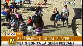 Experimento social en la playa Entre una fea y una bonita ¿a quién pescan más [upl. by Nivonod]