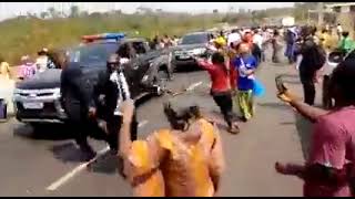 En partance pour Mama son village natal  Laurent GBAGBO stoppé par une foule en liesse à Lakota [upl. by Constance860]