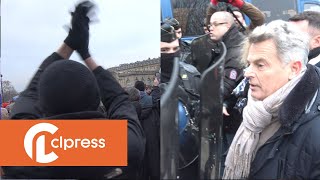 Fabien Roussel pris à parti à la manifestation contre la loi immigration 21 janvier 2024 Paris [upl. by Claresta491]