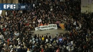 La indignación llega a las calles de Valencia mientras se intensifican labores de rescate [upl. by Severin]