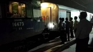 Nizamudin Tiruvantpuram Rajdhani Express Engine Change at vadodara [upl. by Nacul578]