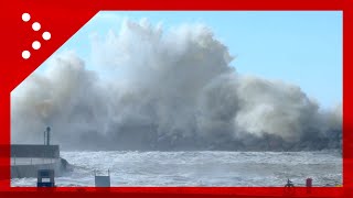 Toscana imponente mareggiata onde altissime a Marina di Pisa [upl. by Enaerb]