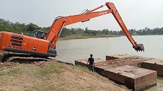 Excavator long Arm HITACHI ZAXIS 210 naik pontonpelampung [upl. by Llirrem]