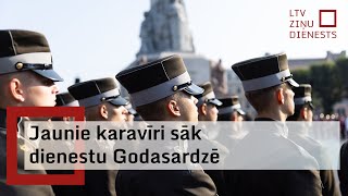 Jaunie karavīri sāk dienestu Godasardzē [upl. by Webber458]