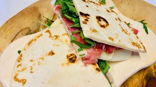 Piadina romagnolaSono romagnola ma un impasto così buono non l’avevo mai mangiato Tanta roba [upl. by Yhtomit719]