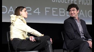 Riccardo Scamarcio e Benedetta Porcaroli insieme video incontro per L’ombra del Giorno [upl. by Lairbag]