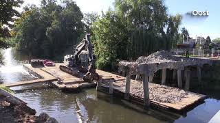 Gastransportleiding in de Regge geraakt bij sloop oude fietsbrug in Nijverdal [upl. by Yorker]