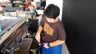 Matthew bikin espresso using nouva simonelli appia 2 [upl. by Bohaty403]