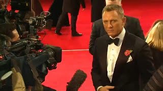 Daniel Craig mais uma vez na pele do agente secreto 007 [upl. by Salangi]