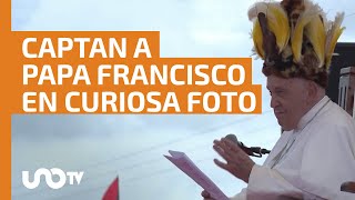 Papa Francisco se pone gorro autóctono en Papúa Nueva Guinea [upl. by Hafinah]