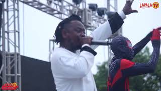 KINATA MC AZUA GUMZO KWENYE SHOW KAWE NA KUWAFUNIKA WASANII WENZAKE [upl. by Auqenes]