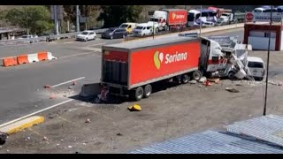 Momento del impacto del tráiler de la empresa Soriana en Chilpancingo Guerrero [upl. by Ikkiv]