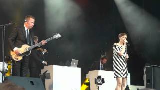 HOOVERPHONIC  Noémie Wolfs  quot Georges Café quot  BSF 2011  Live [upl. by Tobey]