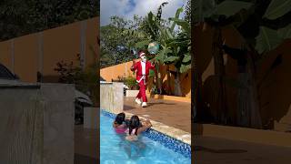 Las niñas en la piscina de Santa Claus 🏊🏼‍♀️🎅🤣💦 shorts piscinas santaclaus comedy funny [upl. by Affay]