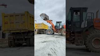 Hitachi loder kamyona malzeme yüklüyor Hitachi loader loading material onto truck [upl. by Ewnihc]