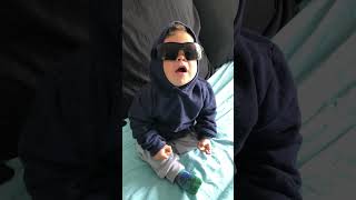 Quem nao tem colírio usa óculos escuro 🎵 baby familiacrista cutebaby cute canal [upl. by Bate128]