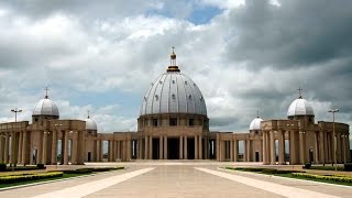 La chiesa più grande del mondo Notre Dame de la Paix in Costa dAvorio [upl. by Bradman]