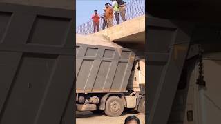 Load Jada krne ki bajah se hua yetruckoverloadshortsvideo [upl. by Felic136]