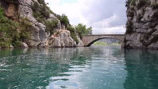 Le lac de Quinson balade en bateau dans les basses gorges du Verdon [upl. by Favin]