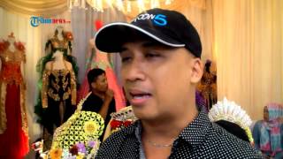 Tren Busana Wedding 2016 Padukan Campuran Warnawarna Cerah [upl. by Pen743]