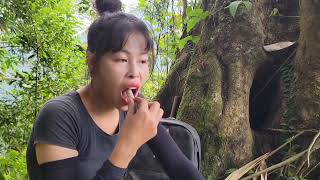 single mother goes deep into the forest to find bananas and cook [upl. by Marron250]