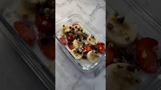 Strawberry Banana Overnight Oats🍌 overnightoats healthybreakfast caloriedeficit breakfast oats [upl. by Mharg283]