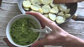 PESTO DI PISELLI ALLA MENTA SU PATATE DORATE [upl. by Aehtorod]