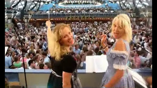 Das ist Wahnsinn  2 hübsche Blondinen dirigieren den Wiesnhit [upl. by Elahcim]