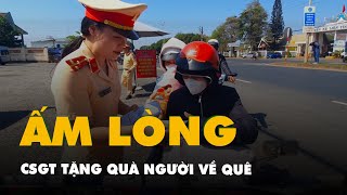 Cảnh sát giao thông tặng phiếu đổ xăng kiểm tra xe cho người dân về quê ăn Tết [upl. by Ailahk]