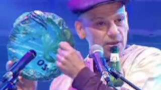 Arto Tunçboyaciyan performs on beer bottle at 2006 World Music Awards [upl. by Agbogla]