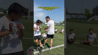 GIOVANE CALCIATORE mi sfida in un 1vs1 TUNNEL 😱 football tricks skillscalcio [upl. by Aissilem]