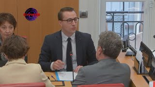 Macron se fait détruire vote de sa destitution en commission [upl. by Hoisch125]