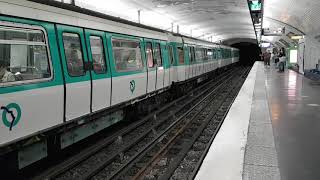 MF77  A la station Invalides sur la ligne 8 du métro parisien [upl. by Tneicniv982]